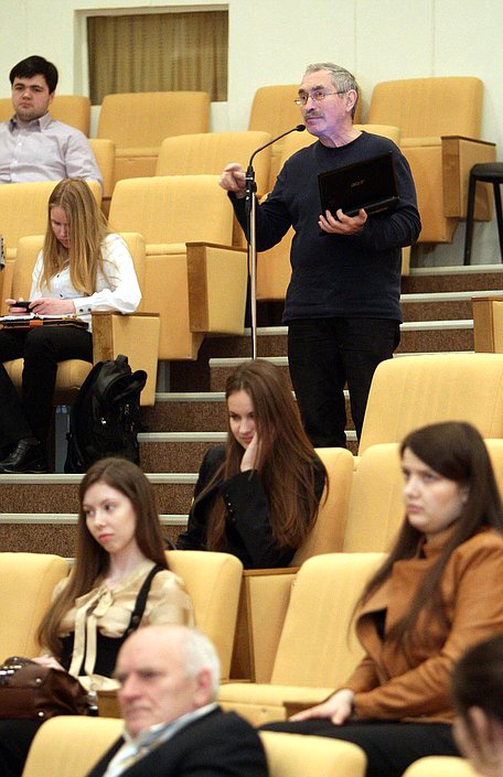   Лекция Рустама Рахматуллина. Вопрос лектору задаёт журналист Лев Московкин. 