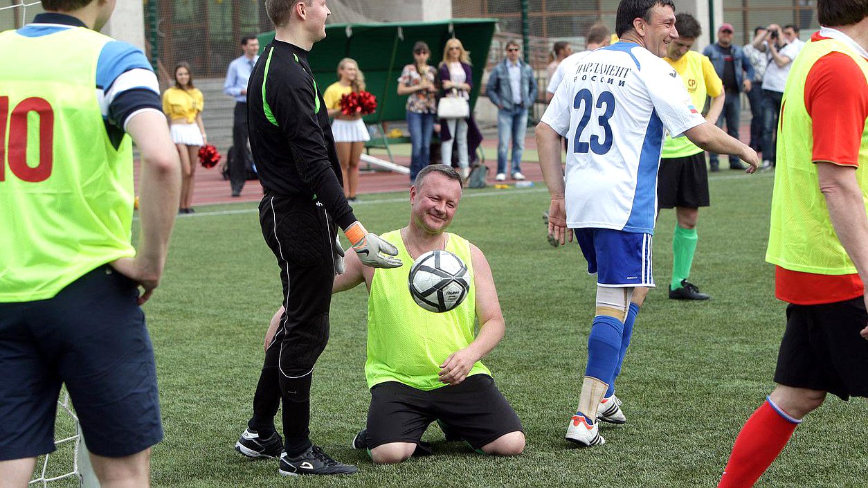  Ежегодный турнир по футболу между командами фракций Государственной Думы. Момент игры.