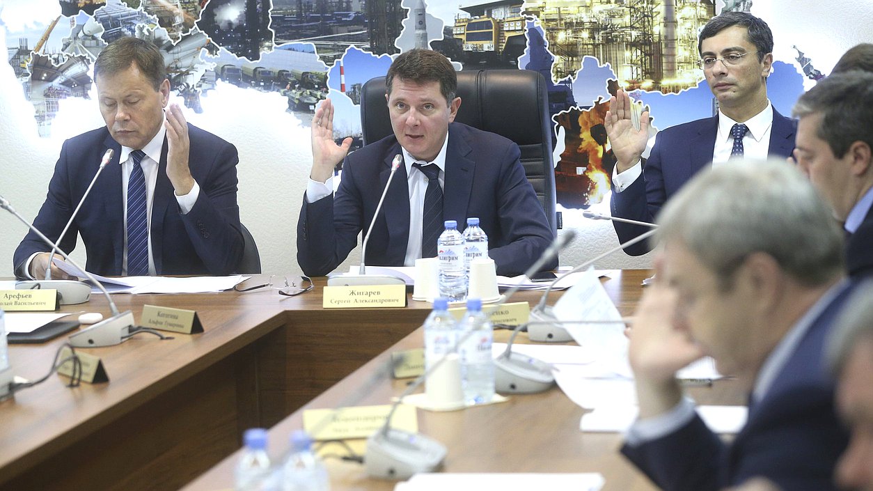 Первый заместитель Председателя Комитета по экономической политике, промышленности, инновационному развитию и предпринимательству Николай Арефьев, Председатель Комитета по экономической политике, промышленности, инновационному развитию и предпринимательству Сергей Жигарев и Первый заместитель Председателя Комитета по экономической политике, промышленности, инновационному развитию и предпринимательству Владимир Гутенев