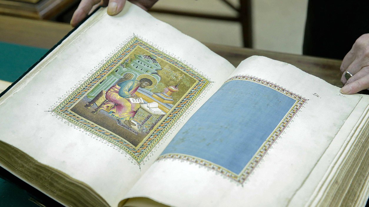 Заседание Организационного комитета по проведению  в Российской Федерации в 2015 году Года литературы. Осмотр экспозиции Литературного музея Пушкинского Дома.