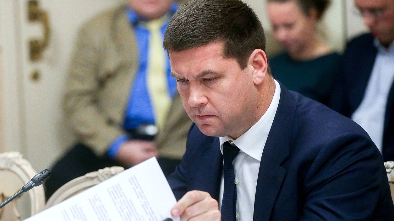Член Комитета по природным ресурсам, собственности и земельным отношениям Андрей Чернышев