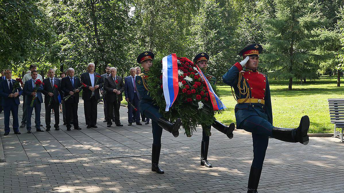 Памятная церемония возложения венка и цветов к обелиску «Павшим в Мировой войне 1914-1918 годов» и к могиле великого князя Николая Николаевича в часовне Спаса Преображения