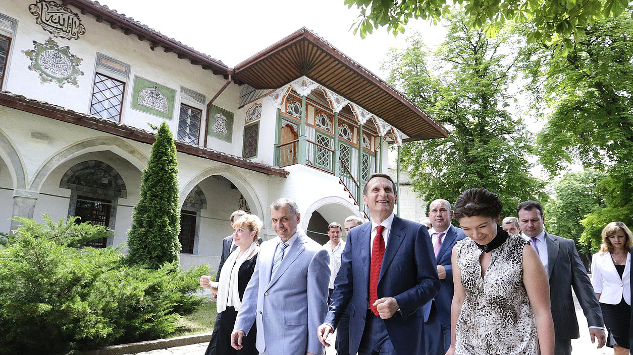    Рабочая поездка в Крымский федеральный округ. Осмотр ханского дворца в Бахчисарае.