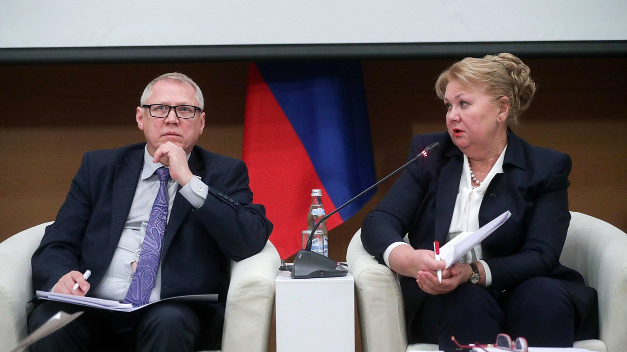 Первый заместитель Председателя Комитета по охране здоровья Наталья Санина и член Комитета Валерий Елыкомов