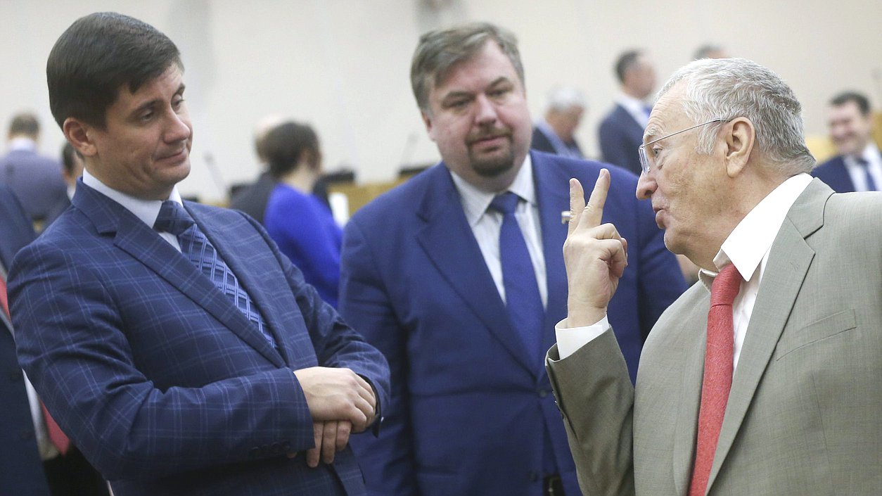 Член Комитета по информационной политике, информационным технологиям и связи Вадим Деньгин и руководитель фракции ЛДПР Владимир Жириновский