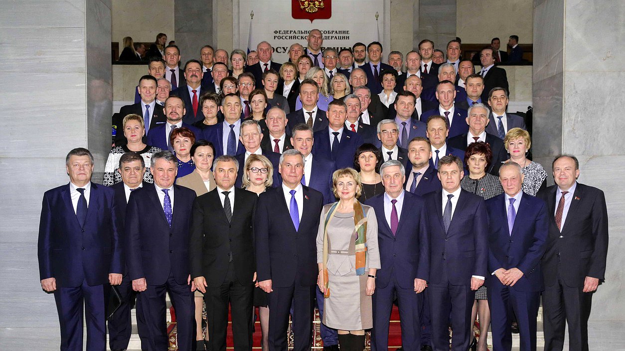 Участники заседания пятьдесят первой сессии Парламентского Собрания Союза Беларуси и России во время совместного фотографирования.