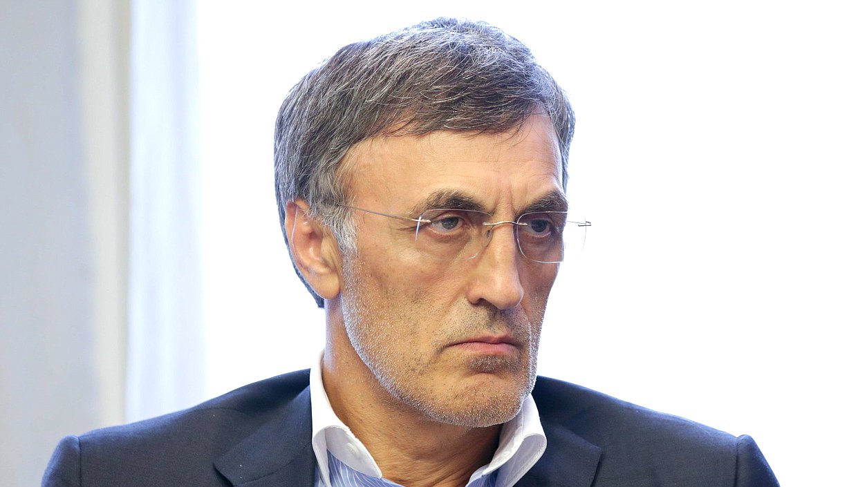 Член Комитета по развитию гражданского общества, вопросам общественных и религиозных объединений Магомед Гаджиев