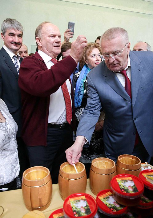 Председатель фракции КПРФ Геннадий Зюганов и председатель фракции ЛДПР Владимир Жириновский во время открытия выставки «Развитие пчеловодства – залог продовольственной безопасности». Автор фото: Марат Абулхатин/Фотослужба Государственной Думы