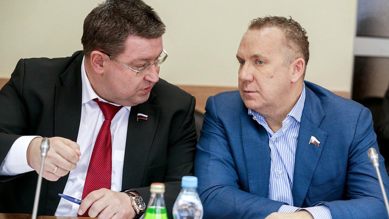 Члены Комитета по федеративному устройству и вопросам местного самоуправления Олег Грищенко и Александр Пятикоп на заседании Комитета. 