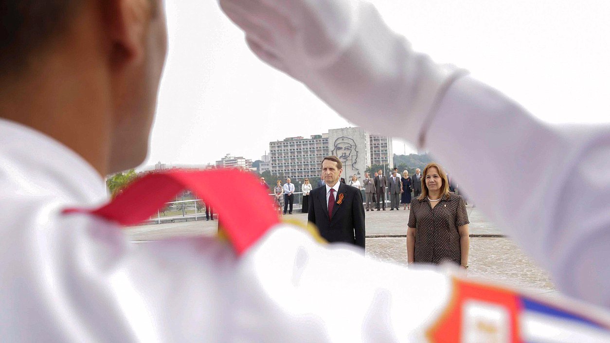 Официальный визит Председателя Государственной Думы Федерального Собрания Российской Федерации С.Е.Нарышкина в Республику Куба. Возложение венка к Монументу Хосе Марти.