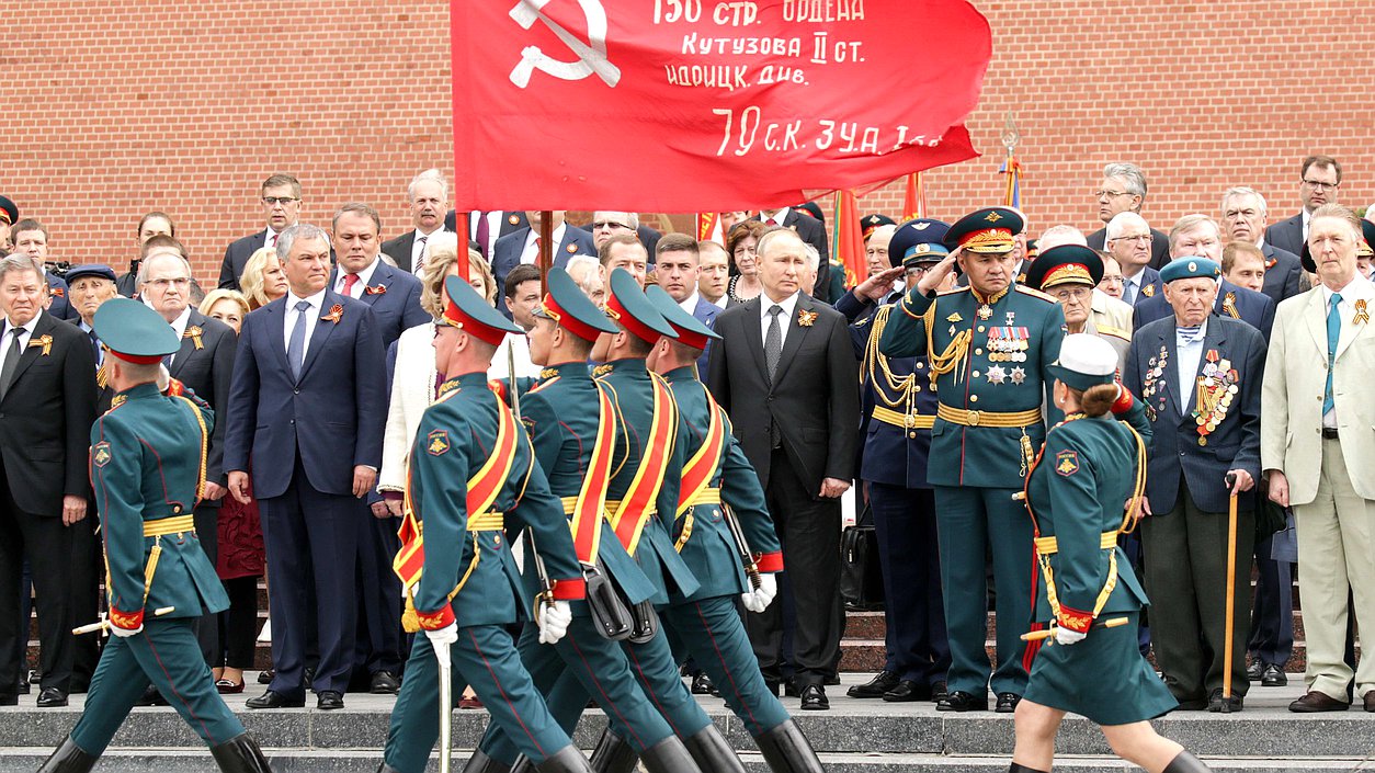 Возложение цветов к Могиле Неизвестного Солдата в честь 74-й годовщины Победы в Великой Отечественной войне