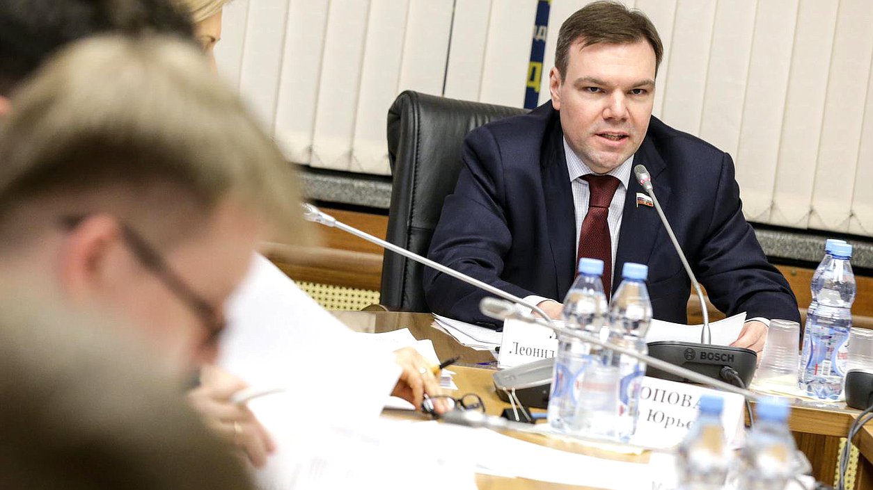 Председатель Комитета по информационной политике, информационным технологиям и связи Леонид Левин во время заседания