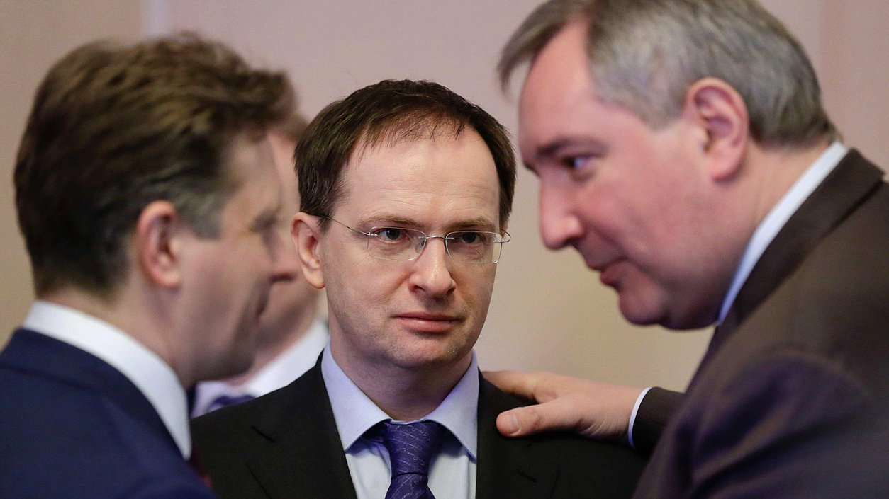 Встреча министров правительства РФ в Гербовом зале перед выступлением Премьер-министра РФ Дмитрия на пленарном заседании в Государственной Думе РФ.