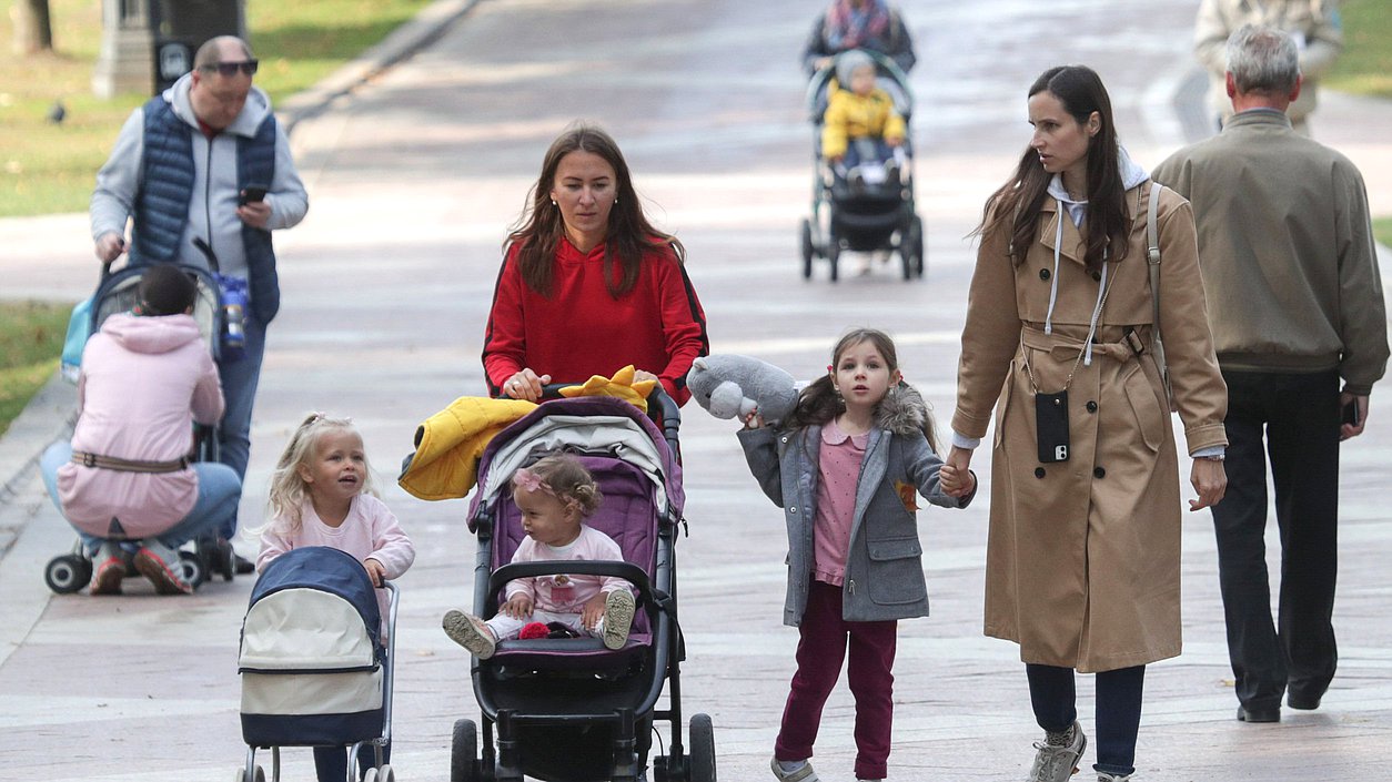 семья дети коляска прогулка парк мама материнство