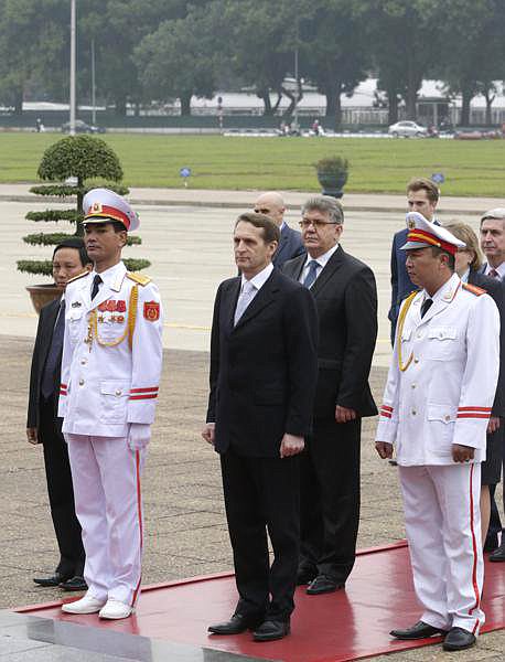 Официальный визит Председателя Государственной Думы Федерального Собрания Российской Федерации Сергея Нарышкина в Социалистическую Республику Вьетнам. Возложение венка к мавзолею Хо Ши Мина.