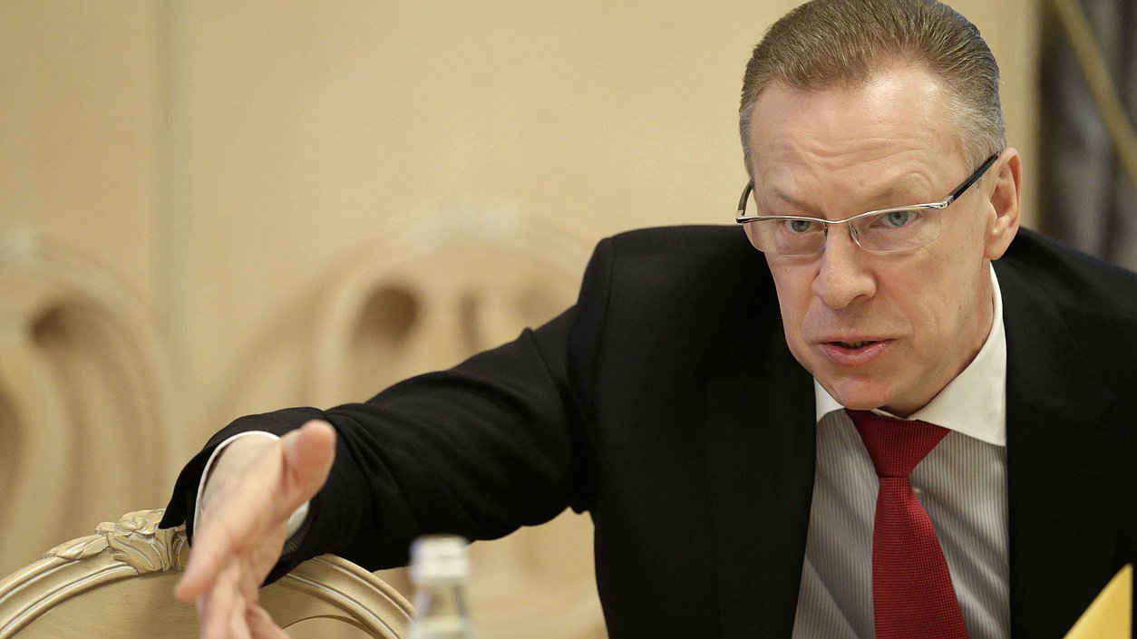 Встреча министров правительства РФ в Гербовом зале перед выступлением Премьер-министра РФ Дмитрия на пленарном заседании в Государственной Думе РФ.