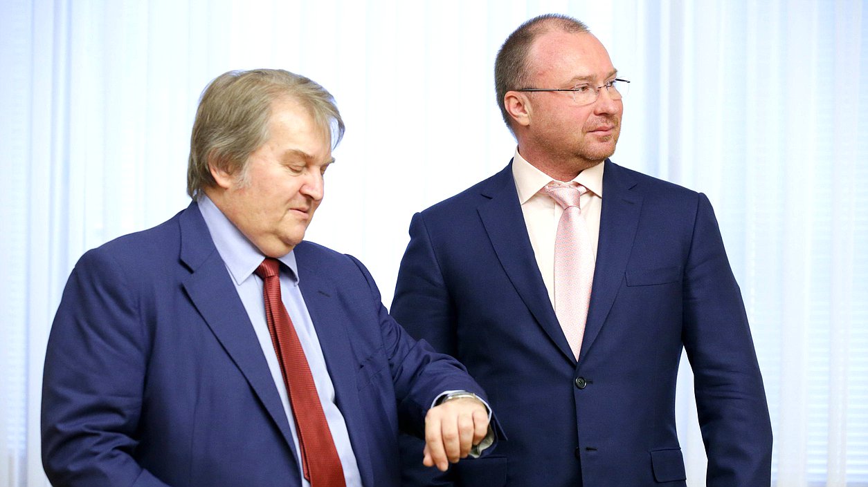 First Deputy Chairman of the Committee on State Building and Legislation Mikhail Emelianov and Deputy Speaker of the State Duma Igor Lebedev