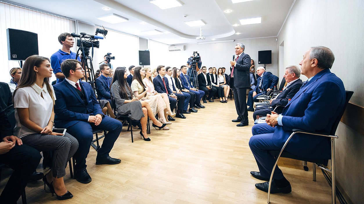 Председатель Государственной Думы Вячеслав Володин на встрече со студентами Саратовской государственной юридической академии