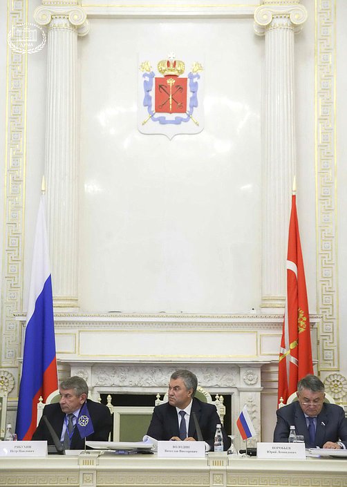 Ответственный секретарь Парламентской Ассамблеи ОДКБ Петр Рябухин и Председатель Государственной Думы Вячеслав Володин. Автор фото: Марат Абулхатин/Фотослужба Государственной Думы