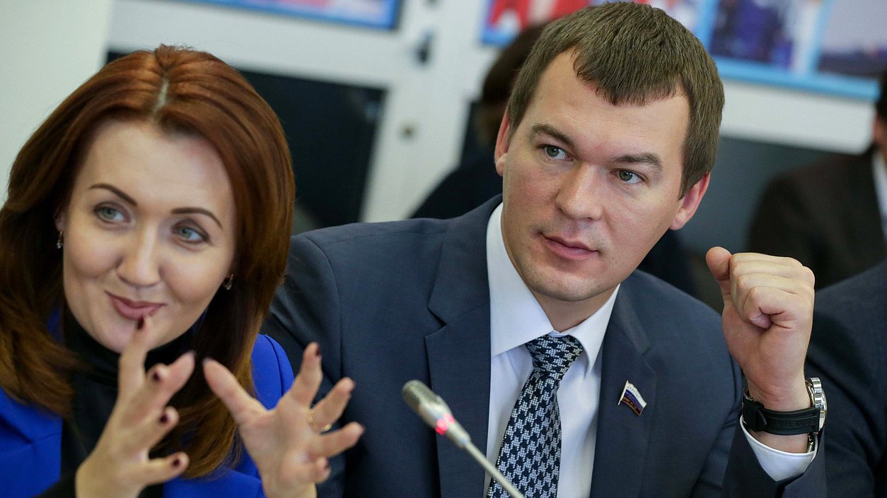 Председатель Комитета по физической культуре, спорту, туризму и делам молодежи Михаил Дягтярев с бойцами студенческих отрядов Алтайского края