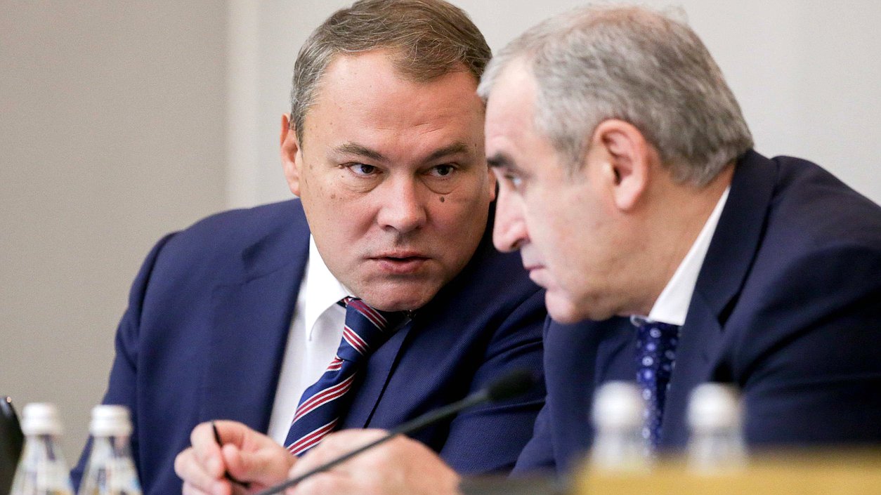 Заместители Председателя Государственной Думы Петр Толстой и Сергей Неверов