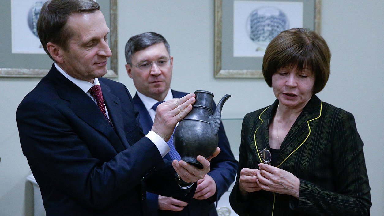 Рабочая поездка Председателя Государственной Думы Сергея Нарышкина в Уральский федеральный округ. Осмотр выставки, посвященной истории предпринимательства.