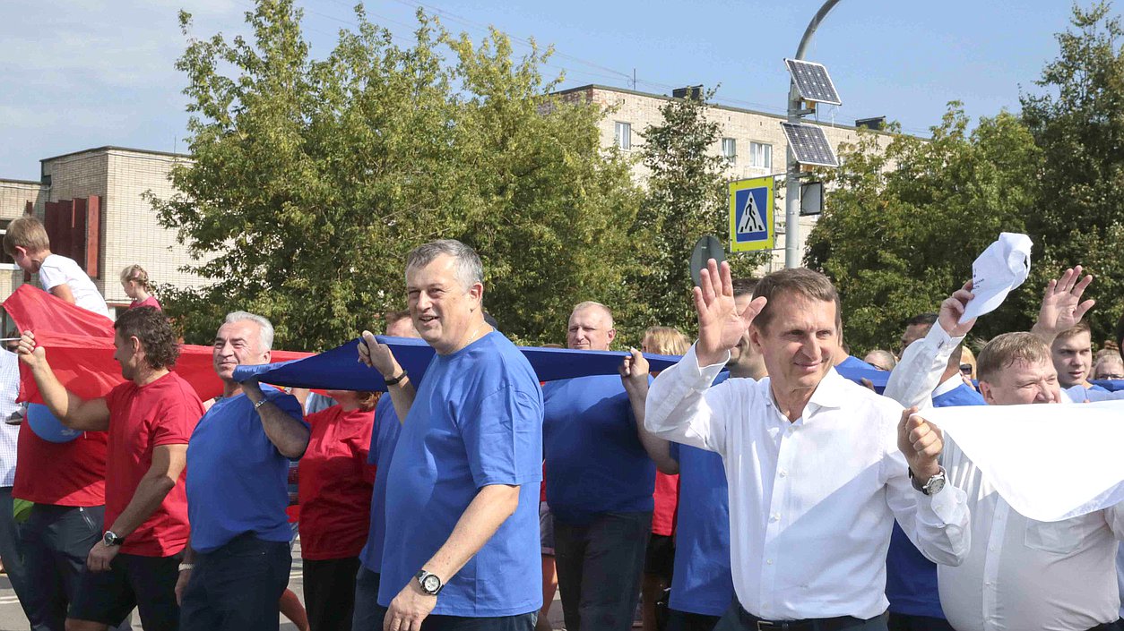  Праздничное шествие колонны по случаю празднования Дня Государственного флага Российской Федерации. 
