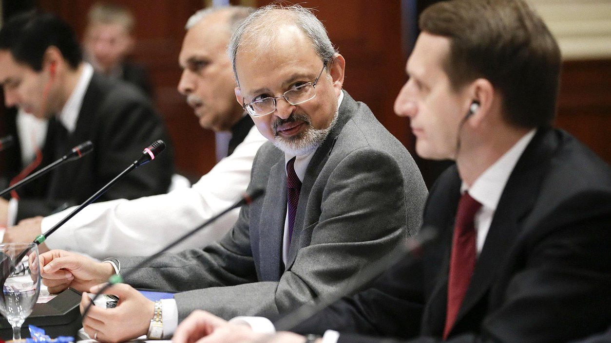 Официальный визит Председателя Государственной Думы Федерального Собрания Российской Федерации С.Е. Нарышкина в Республику Индию. Круглый стол по вопросам российско-индийского сотрудничества в рамках БРИКС. Сергей Нарышкин и Санджая Джоши, президент независимого аналитического центра "Jbserver Research Foundation"