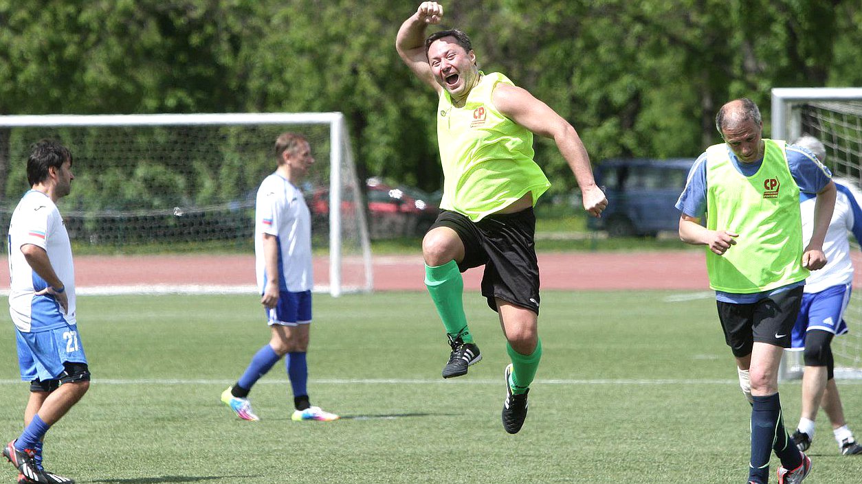  Ежегодный турнир по футболу между командами фракций Государственной Думы. Момент игры.