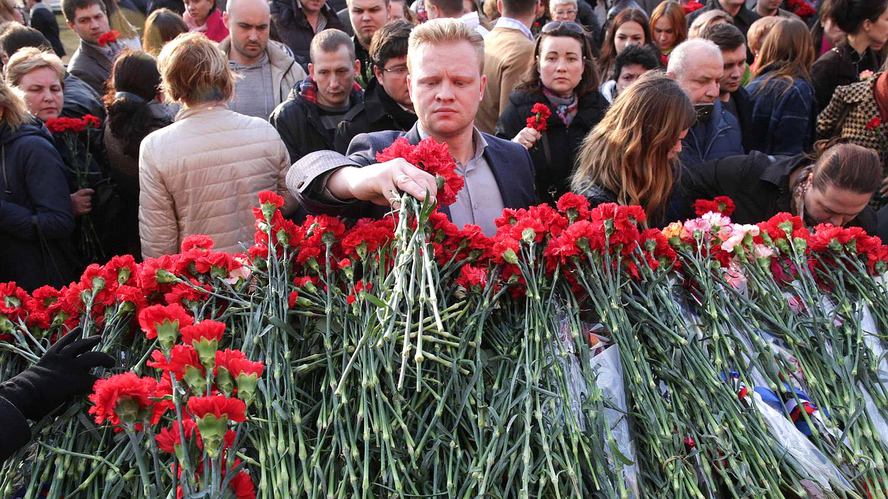 Во время акции в память о жертвах теракта в метро Санкт-Петербурга на Манежной площади. Автор фото: Марат Абулхатин/Фотослужба Государственной Думы