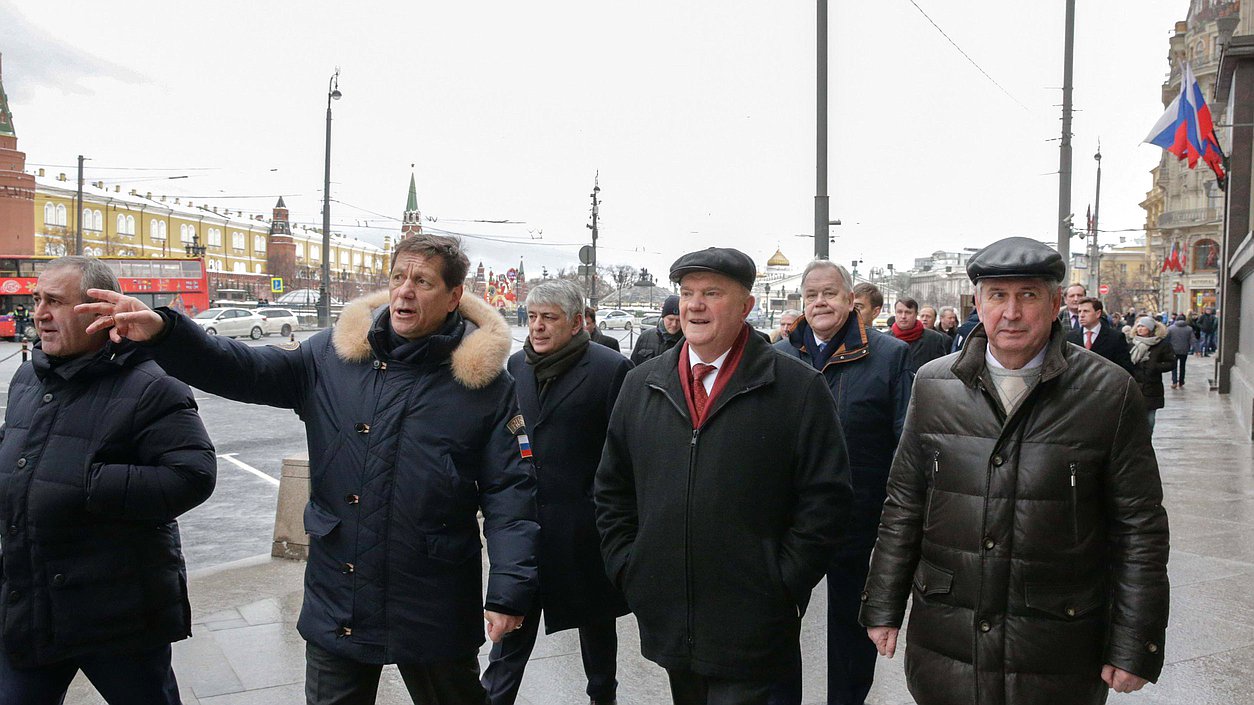 Возложение цветов к могиле неизвестного солдата у кремлёвской стены.