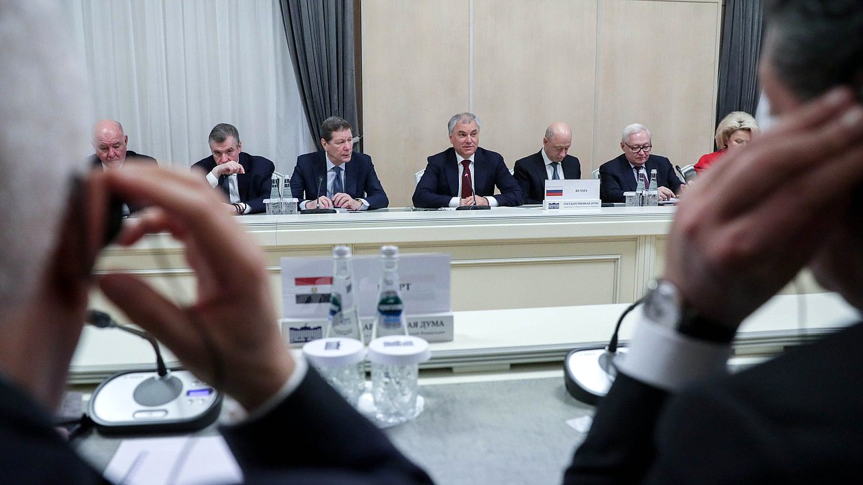 Reunión del Jefe de la Duma estatal, Vyacheslav Volodin, con los presidentes de las comisiones de asuntos internacionales de los parlamentos de los países BRICS
