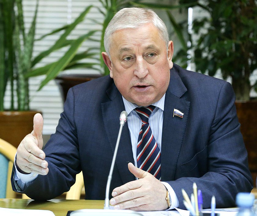 Председатель Комитета по региональной политике и проблемам Севера и Дальнего Востока Николай Харитонов на заседании.