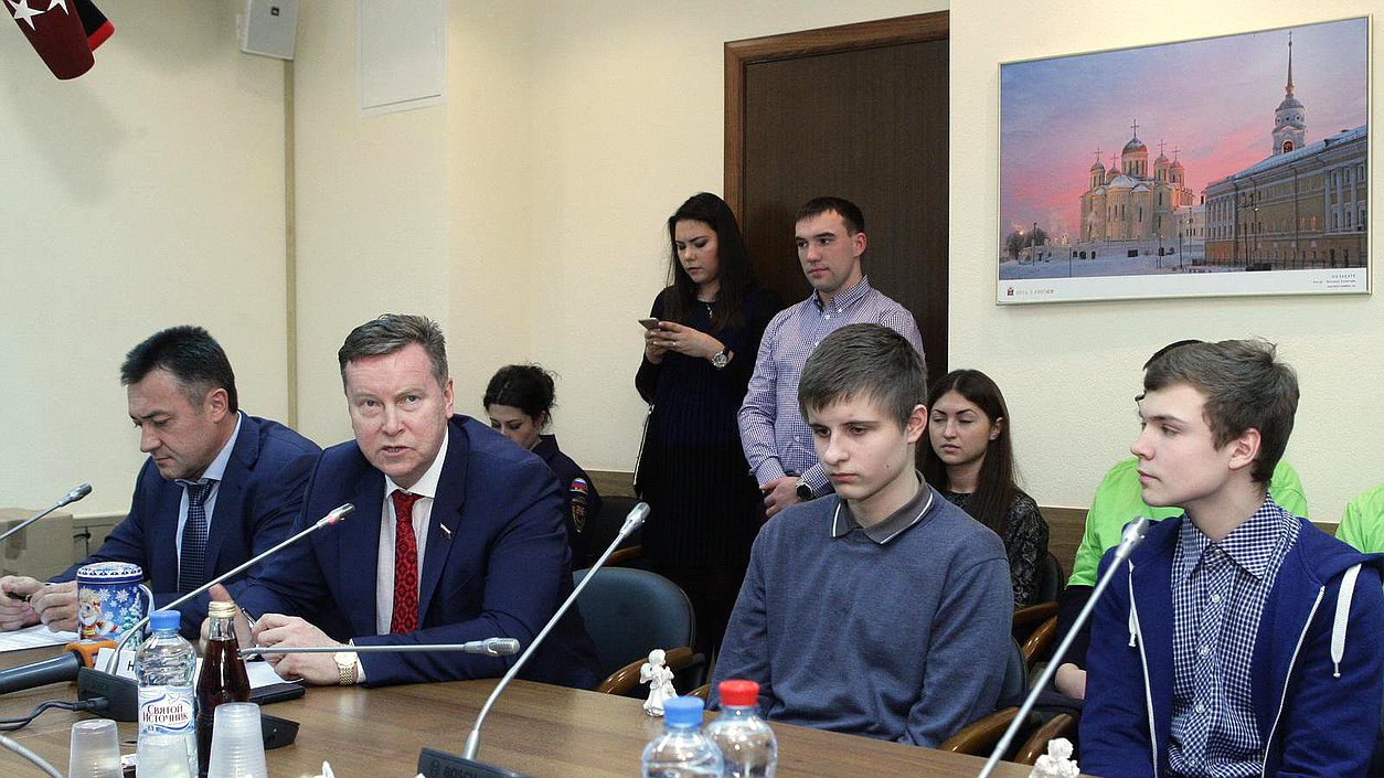 Работники Государственной Думы собрали и отправили детям Донбасса наборы сладостей и игрушек.