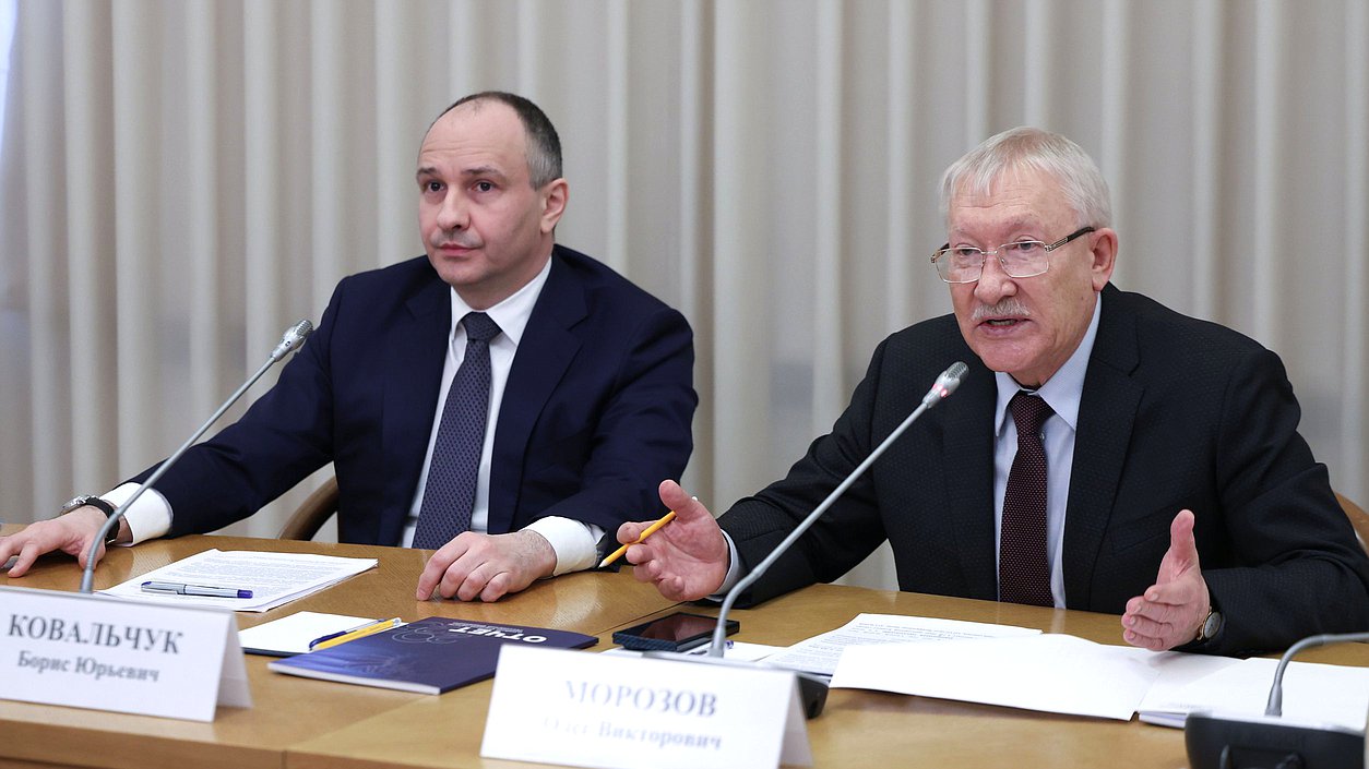 Председатель Счетной палаты РФ Борис Ковальчук и Председатель Комитета по контролю Олег Морозов
