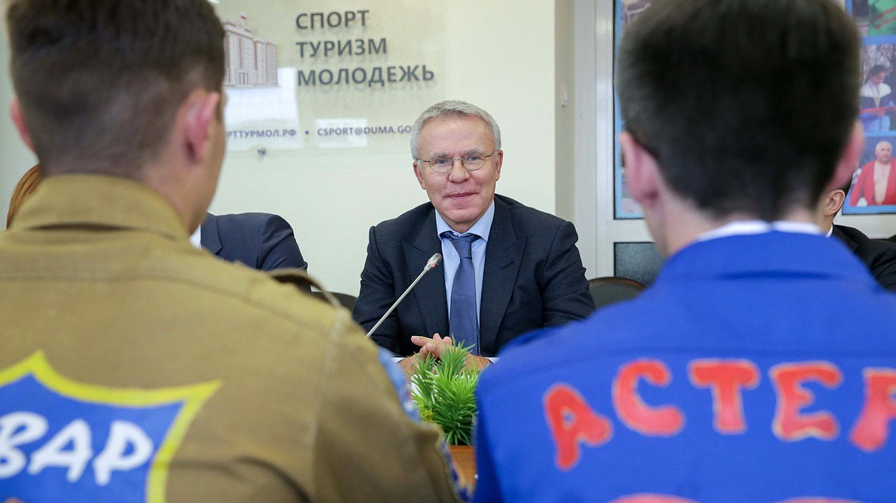 Первый заместитель председателя Комитета по физической культуре, спорту, туризму и делам молодежи Вячеслав Фетисов с бойцами студенческих отрядов Алтайского края