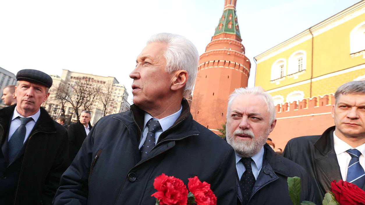 Заместитель Председателя Государственной Думы Владимир Васильев во время акции в память о жертвах теракта в метро Санкт-Петербурга на Манежной площади. Автор фото: Марат Абулхатин/Фотослужба Государственной Думы