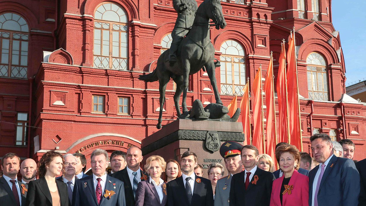 Церемония возложения венков к Могиле Неизвестного солдата у Кремлевской стены и памятнику Г.К.Жукову.