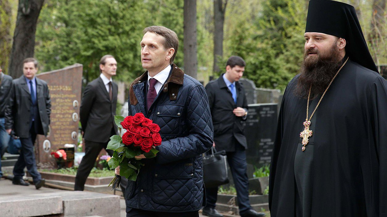 Участие Председателя Государственной Думы С.Е.Нарышкина в церемонии перезахоронения праха великого князя Николая Николаевича (младшего) и его супруги великой княгини Анастасии Николаевны. Донской монастырь.Возложение цветов к могиле С.А.Муромцева (Первого Председателя Государственной Думы 1905г.)