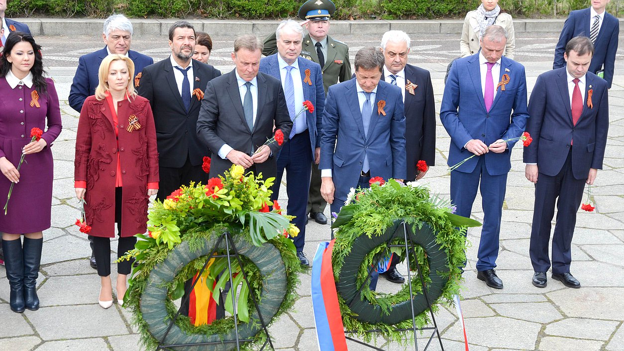 Делегация Государственной Думы возложила цветы к памятнику Воину-освободителю в Трептов-парке в Берлине