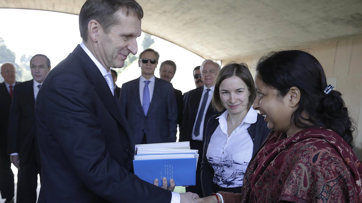 Официальный визит Председателя Государственной Думы Федерального Собрания Российской Федерации С.Е. Нарышкина в Республику Индию. Возложение венка к месту кремации Махатмы Ганди.