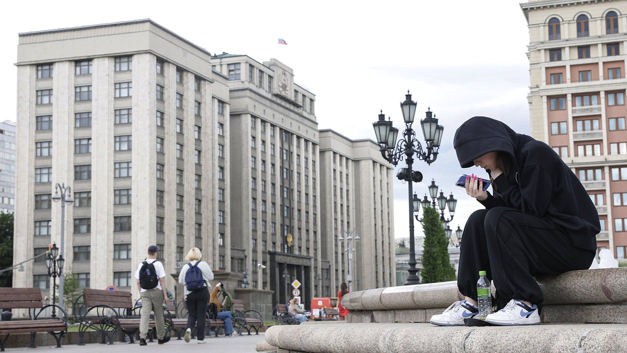 ГД здание нейтральное Госдума Дума люди улица телефон