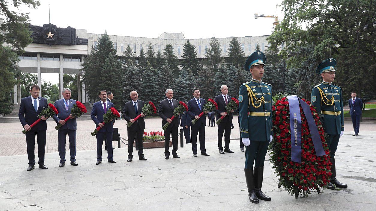 Visita de trabajo del Jefe de la Duma Estatal, Vyacheslav Volodin, a Kazajistán. Deposición de flores en el Monumento a la Gloria de Almaty