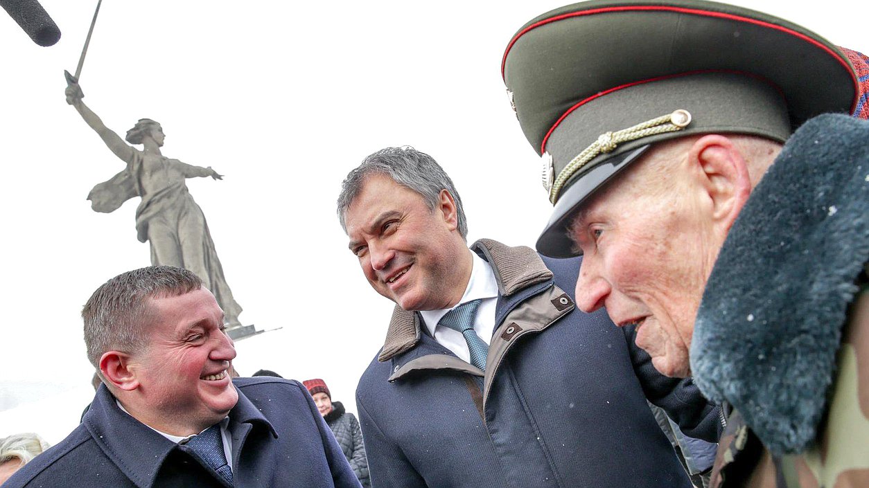 Председатель Государственной Думы Вячеслав Володин и губернатор Волгоградской области Андрей Бочаров во время встречи с ветеранами на территории мемориального комплекса.Фото: Анна Исакова/Фотослужба Государственной Думы.