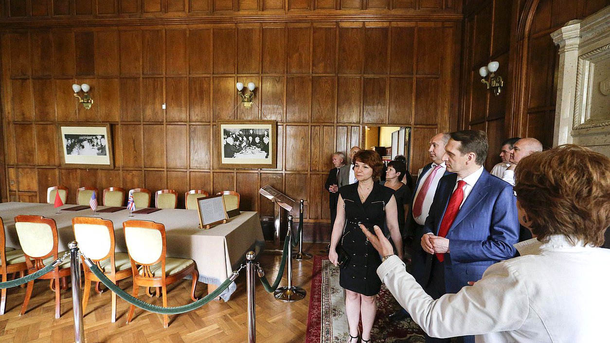   Рабочая поездка в Крымский федеральный округ. Осмотр ливадийского дворца дворца в Ялте.