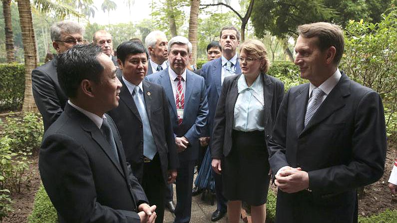 Официальный визит Председателя Государственной Думы Федерального Собрания Российской Федерации Сергея Нарышкина в Социалистическую Республику Вьетнам. Посещение мемориального комплекса Хо Ши Мина.