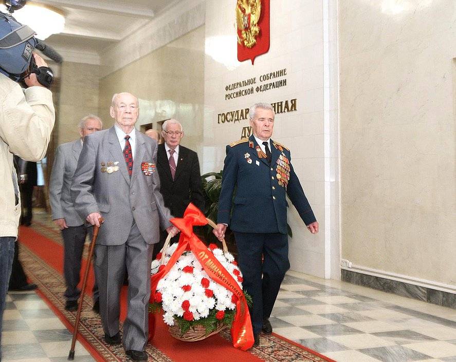    Ветераны Минэкономразвития России возложили цветы к мемориалу, увековечившему память работников планово-экономических органов, погибших в годы Великой Отечественной войны.