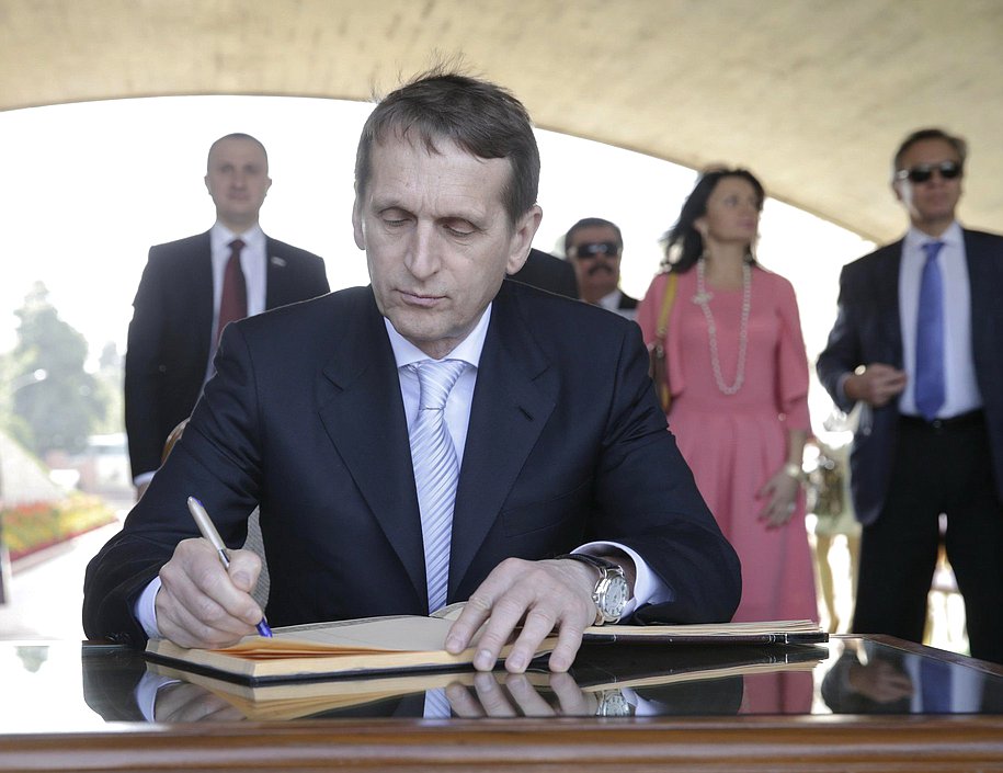 Официальный визит Председателя Государственной Думы Федерального Собрания Российской Федерации С.Е. Нарышкина в Республику Индию. Возложение венка к месту кремации Махатмы Ганди.