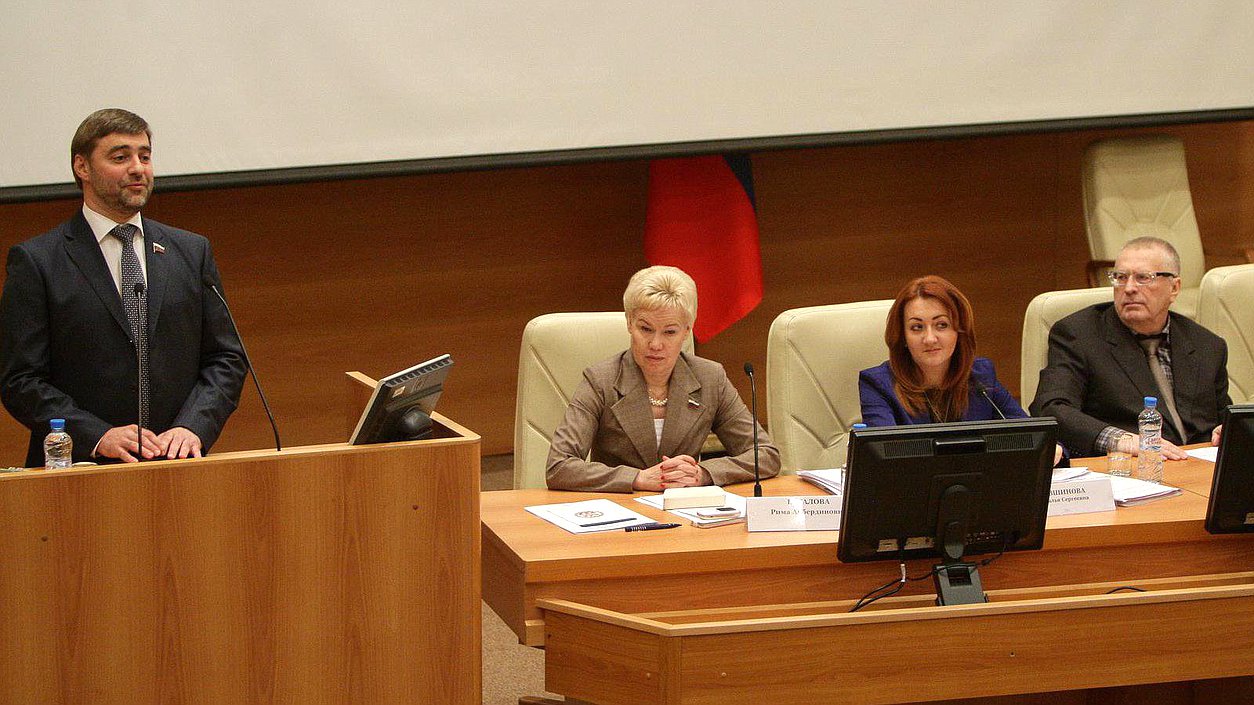   Заседание общественной молодёжной палаты. Сергей Железняк, Римма Баталова, Наталья Кувшинова, Владимир Жириновский.