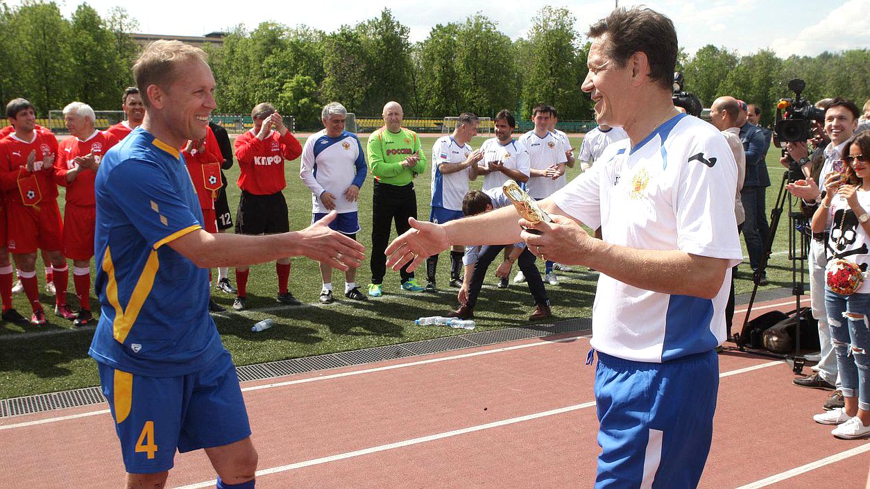  Ежегодный турнир по футболу между командами фракций Государственной Думы. Андрей Луговой и Александр Жуков.